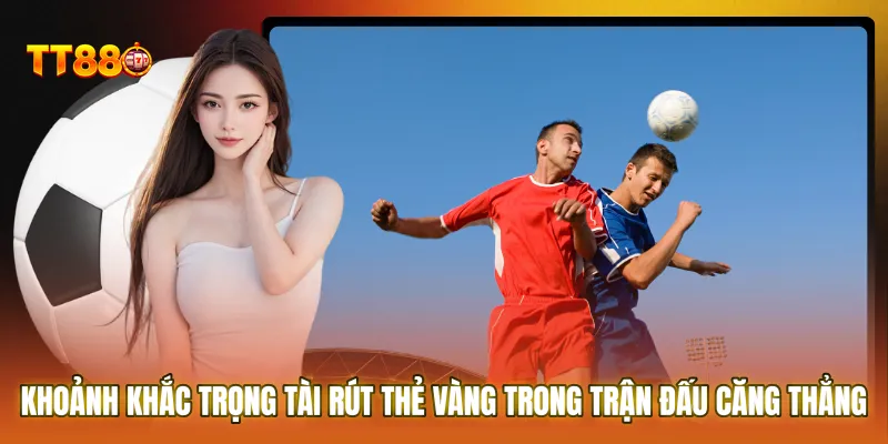 Khoảnh khắc trọng tài rút thẻ vàng trong trận đấu căng thẳng